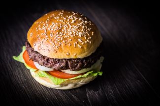 Burger Patties & Buns online bestellen - kreiere Deinen Mega Burger! Frisch & online vom Metzger!