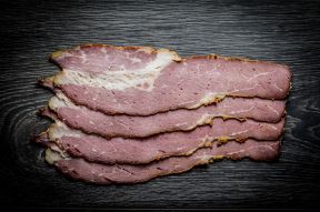 New York Pastrami in Scheiben online bestellen. Handwerklich hergestellt von Yourbeef.