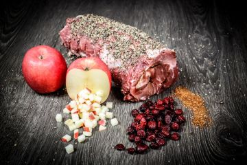 Apple Cranberry Roast roh - handgebundener Schweinehals-Braten mit Apfel-Cranberry-Füllung