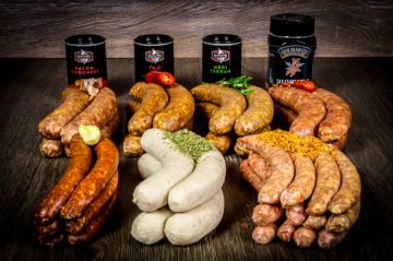 Das Yourbeef Mega-Wurst-Paket: Die besten hausgemachten Bratwürste im super Angebot! Von links nach rechts: Bacon Goodness (Udenheim BBQ), Thai BBQ (Udenheim BBQ), Mediterrane (Udenheim BBQ), Picanto (Pig Wing von Don Marco's), Merguez, Rostbratwurst und 