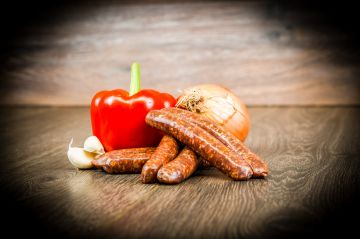 Merguez Bratwurst aus Lamm und Rind, abgeschmeckt mit Paprika, Zwiebel, Knoblauch.