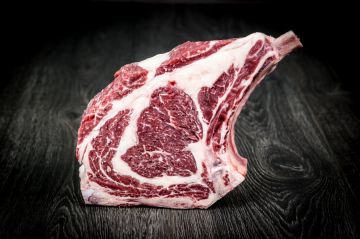 Das Prime Rib ist optisch und geschmacklich eines der besten Steaks mit einem freistehenden Knochen. Der Knochen ist kurz. Mit längerem Knochen heißt das gleiche Steak Cowboy Steak, mit ganz langem Knochen Tomahawk. Wir bevorzugen das Prime Rib mit kurze