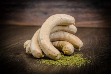 Tübinger Rostbratwurst - hausgemacht vom Tübinger Metzger nach Thüringer Art. Helle Bratwurst im Darm.