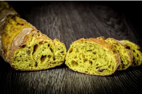 Kurkuma Mandel Baguette - das Kurkuma verleiht dem knusprigen Baguette eine kräftig gelbe Farbe