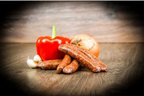 Merguez Bratwurst aus Lamm und Rind, abgeschmeckt mit Paprika, Zwiebel, Knoblauch.