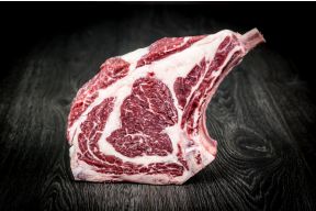 Das Prime Rib ist optisch und geschmacklich eines der besten Steaks mit einem freistehenden Knochen. Der Knochen ist kurz. Mit längerem Knochen heißt das gleiche Steak Cowboy Steak, mit ganz langem Knochen Tomahawk. Wir bevorzugen das Prime Rib mit kurze