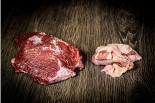 Ochsenbäckchen, Rinderbäckchen, Rinderbacken, Ochsenbacken mit abgelösten Parüren/Fettdeckel extra für die Soße.