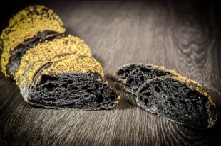 Machostange, das Grill-Baguette für echte Grillmeister. Schwarz gefärbt mit Sepia-Tinte, knusprig, kross und würzig.