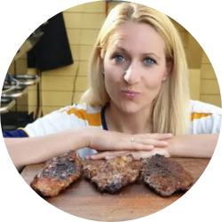 Eine Frau lernt Grillen